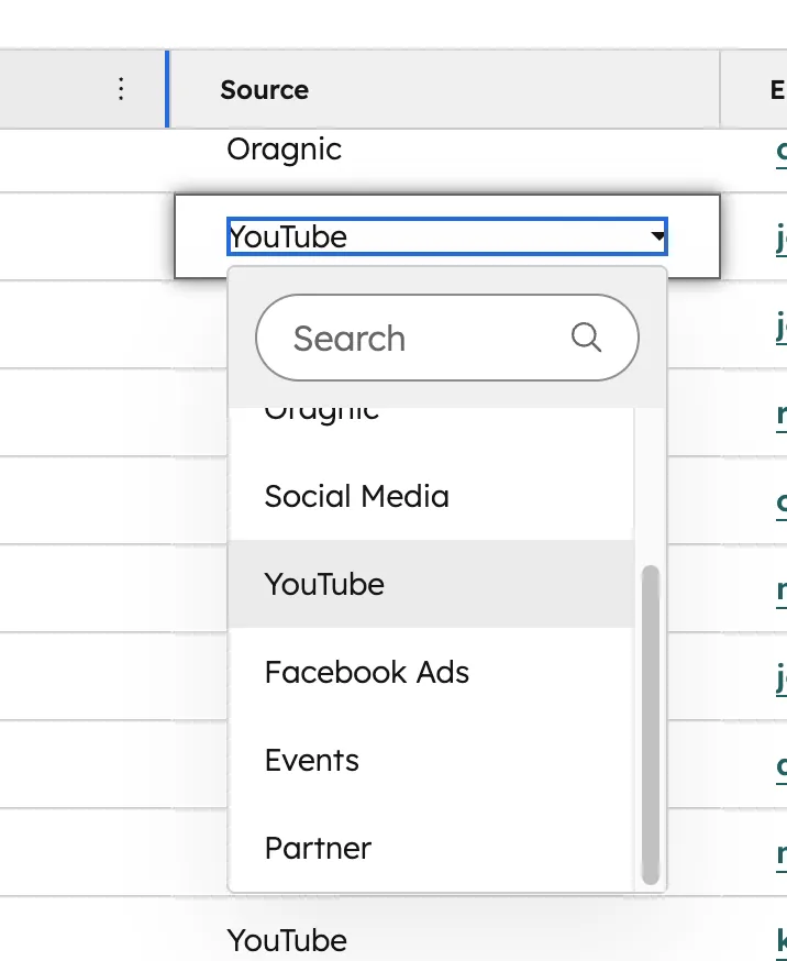 HubSpot Source Dropdown mit Werten wie YouTube, Organic, Social Media, Facebook Ads, Events, Partner