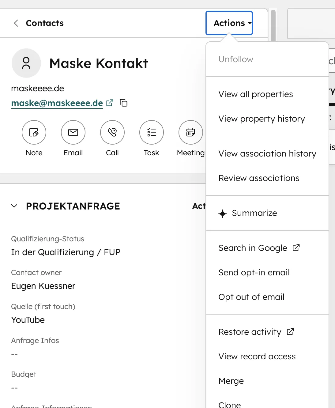 HubSpot Kontakt-Aktionen-Menü mit der Option Zusammenführen zum Bereinigen von Duplikaten