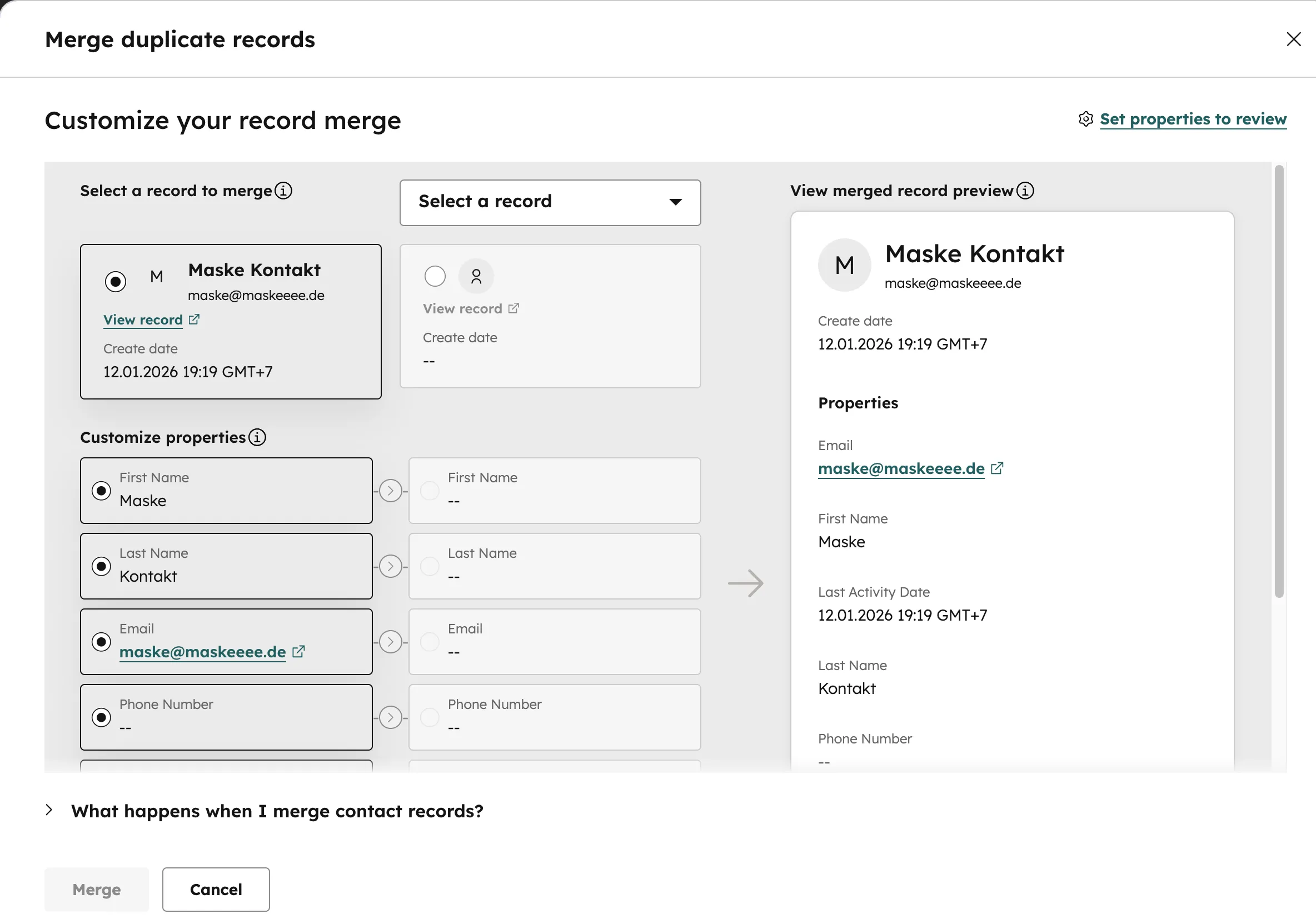 HubSpot Merge Duplicate Records Dialog mit Property-Vergleich zwischen zwei Kontakten