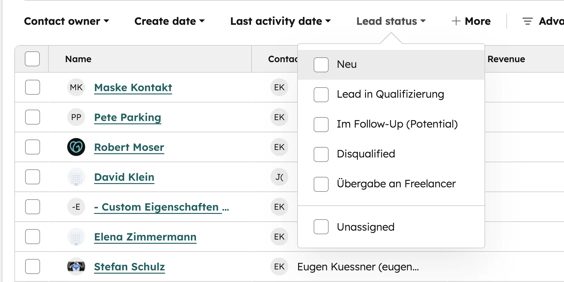 HubSpot Kontaktliste gefiltert nach Lead Status mit den Stufen Neu, In Qualifizierung, Follow-Up und Disqualified