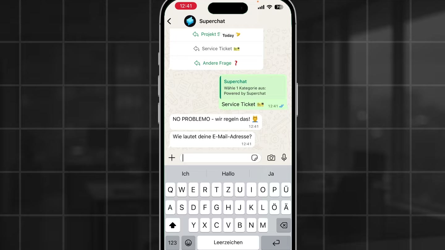 WhatsApp Chat auf dem iPhone — Superchat Chatbot fragt Service-Ticket-Daten ab